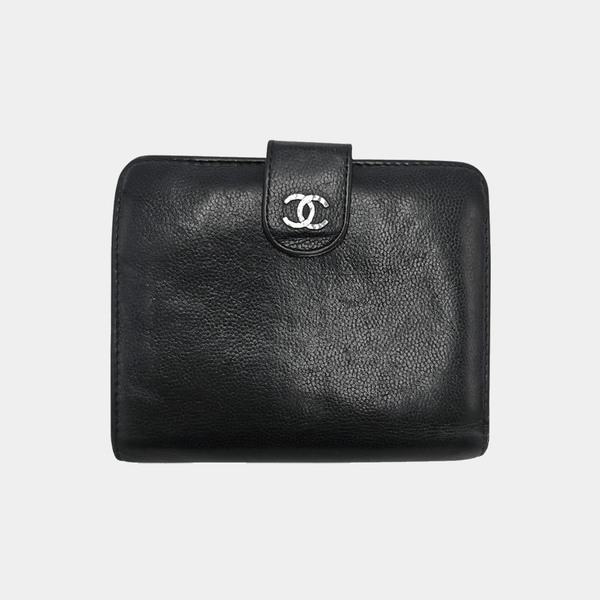 Sort compact wallet taske fra brand: CHANEL - We Do Vintage
