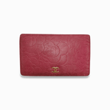 Pink camellia bifold wallet embossed leather taske fra brand: CHANEL - We Do Vintage