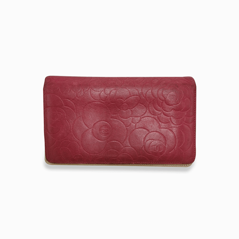 Pink camellia bifold wallet embossed leather taske fra brand: CHANEL - We Do Vintage