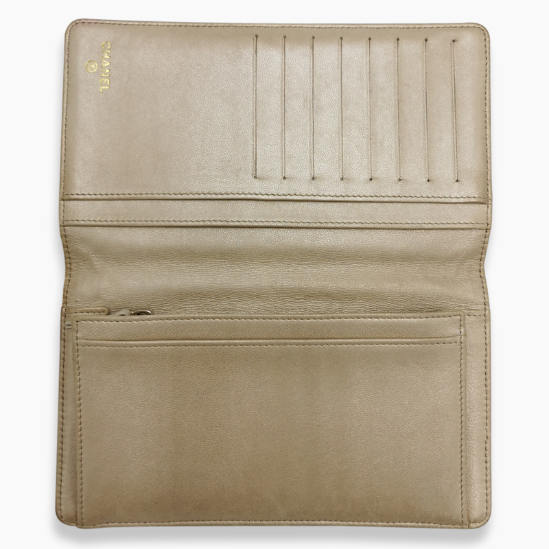 Pink camellia bifold wallet embossed leather taske fra brand: CHANEL - We Do Vintage