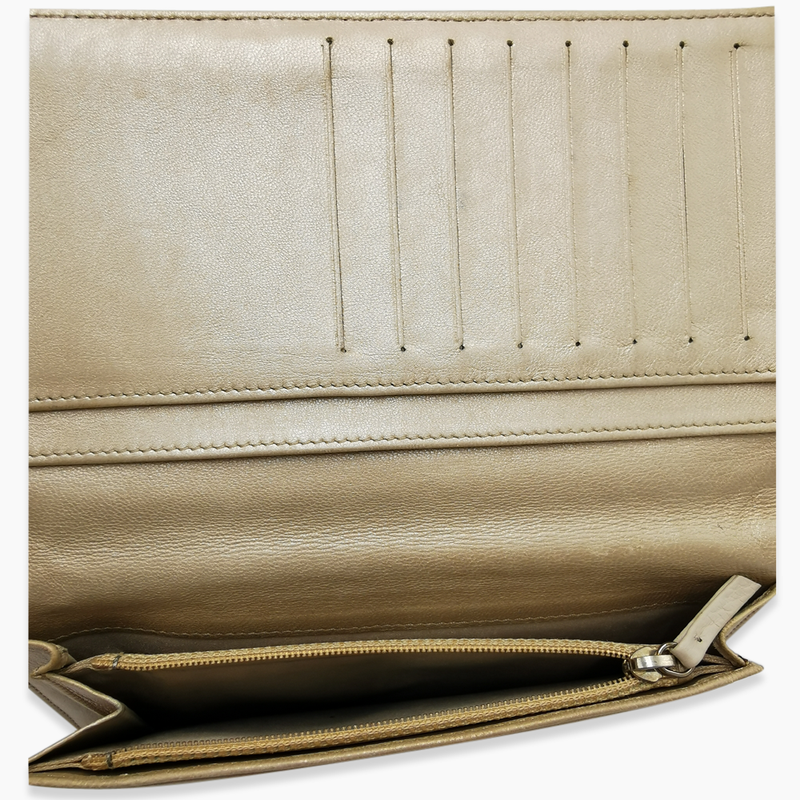 Pink camellia bifold wallet embossed leather taske fra brand: CHANEL - We Do Vintage