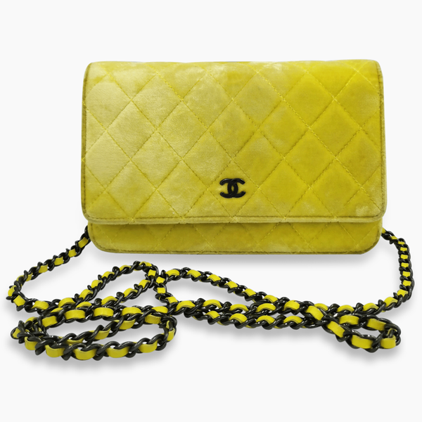 Gul velour WOC taske fra brand: CHANEL - We Do Vintage