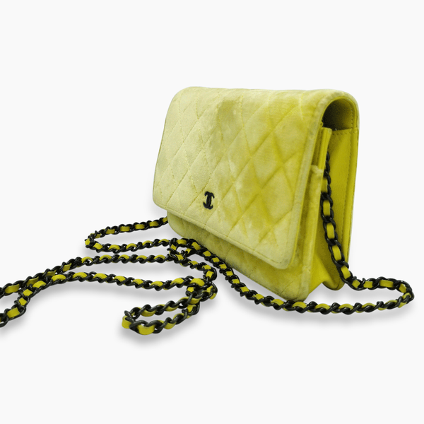 Gul velour WOC taske fra brand: CHANEL - We Do Vintage