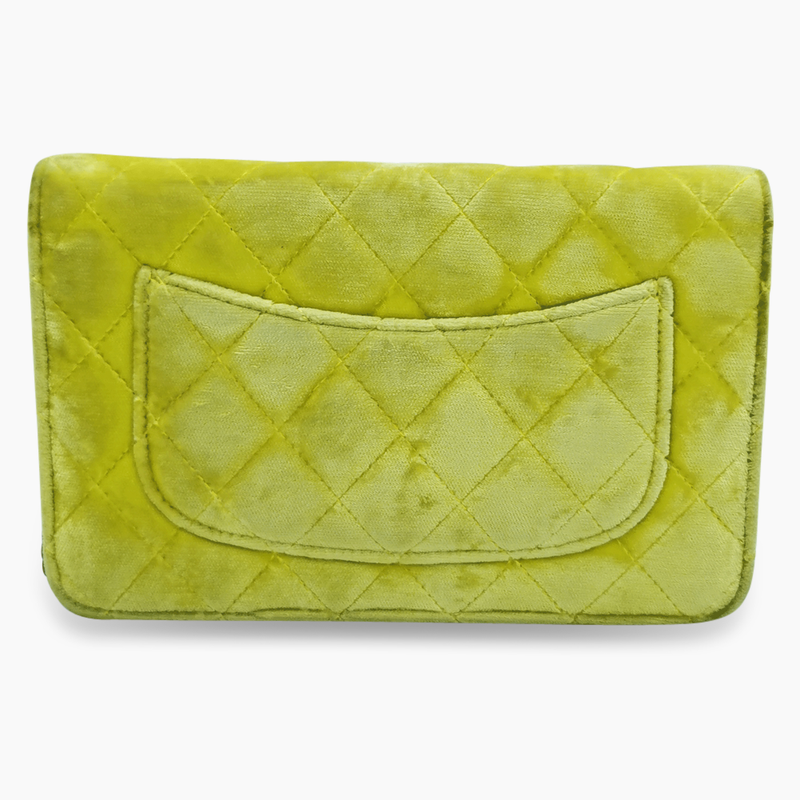 Gul velour WOC taske fra brand: CHANEL - We Do Vintage