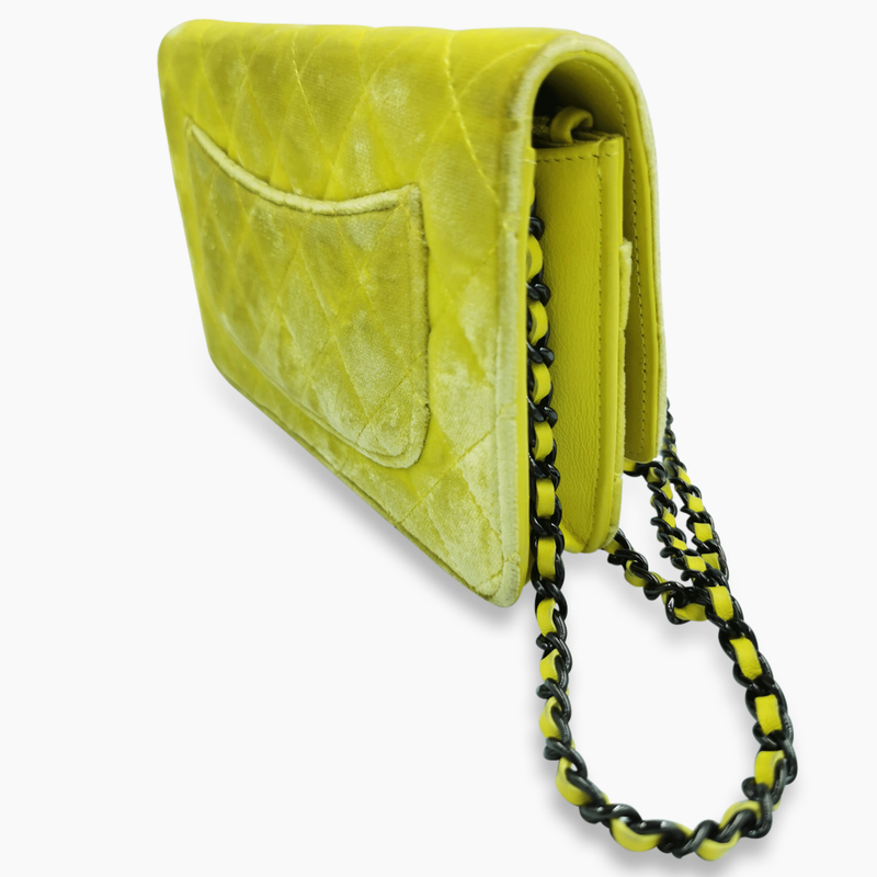 Gul velour WOC taske fra brand: CHANEL - We Do Vintage