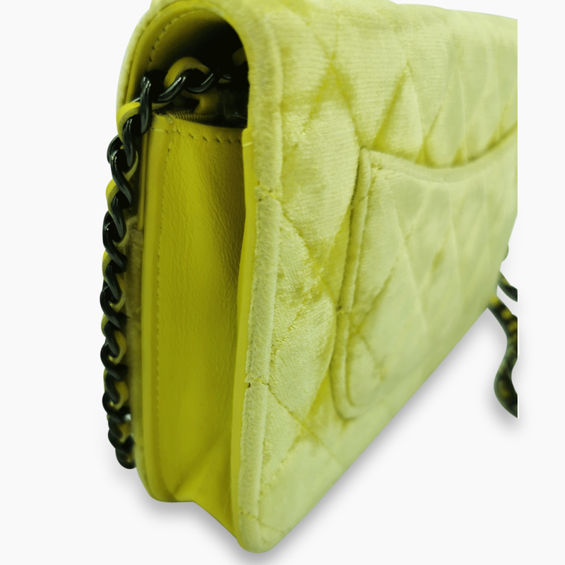 Gul velour WOC taske fra brand: CHANEL - We Do Vintage