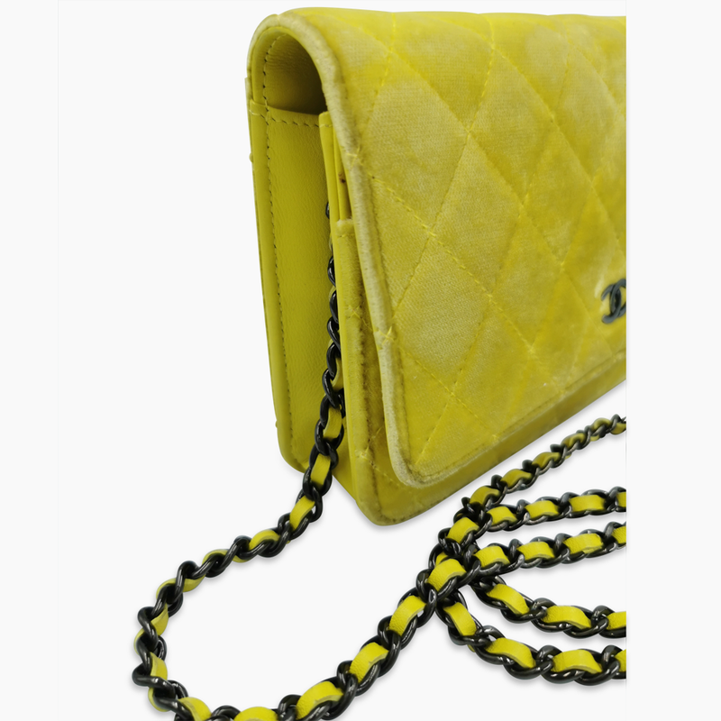 Gul velour WOC taske fra brand: CHANEL - We Do Vintage