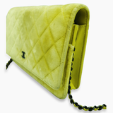 Gul velour WOC taske fra brand: CHANEL - We Do Vintage