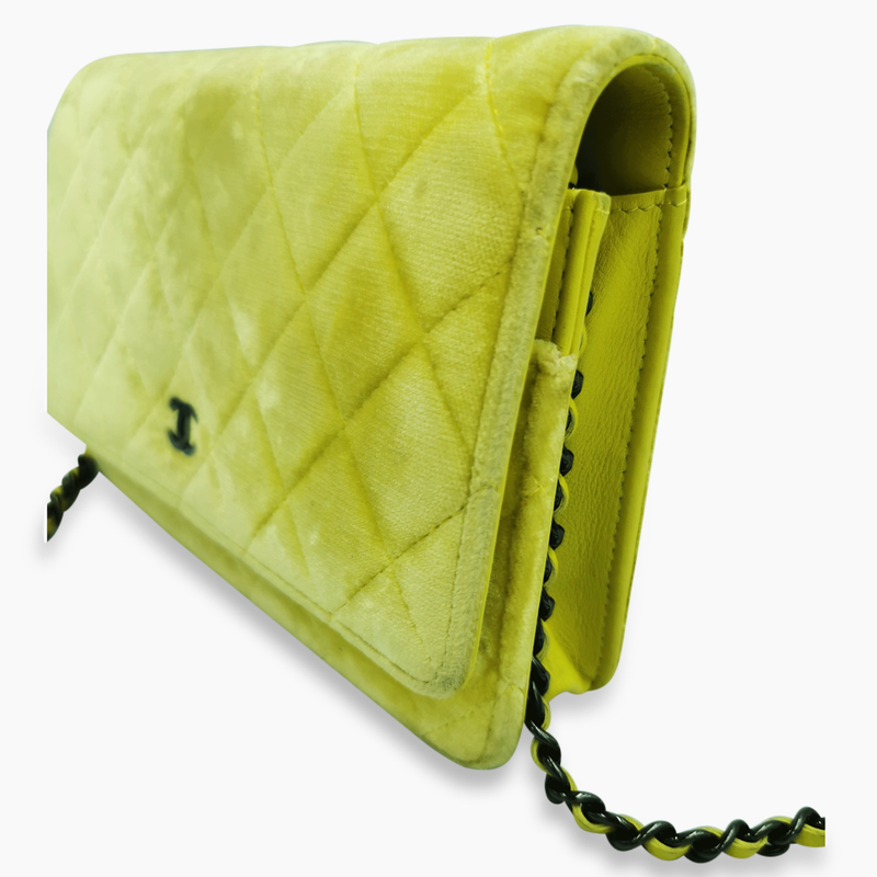 Gul velour WOC taske fra brand: CHANEL - We Do Vintage