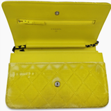 Gul velour WOC taske fra brand: CHANEL - We Do Vintage