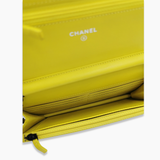 Gul velour WOC taske fra brand: CHANEL - We Do Vintage