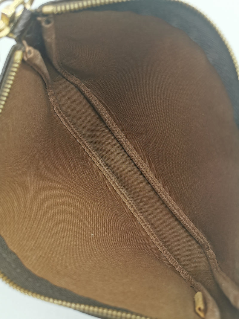 Monogram Canvas Pochette Accessoires taske fra brand: LOUIS VUITTON - We Do Vintage